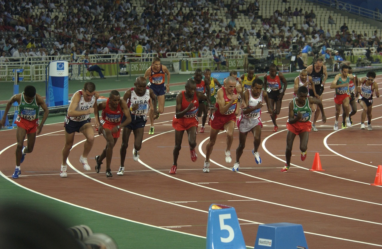 日本选手眼神确认被杨家玉套圈，体育竞技中的尊重与震撼